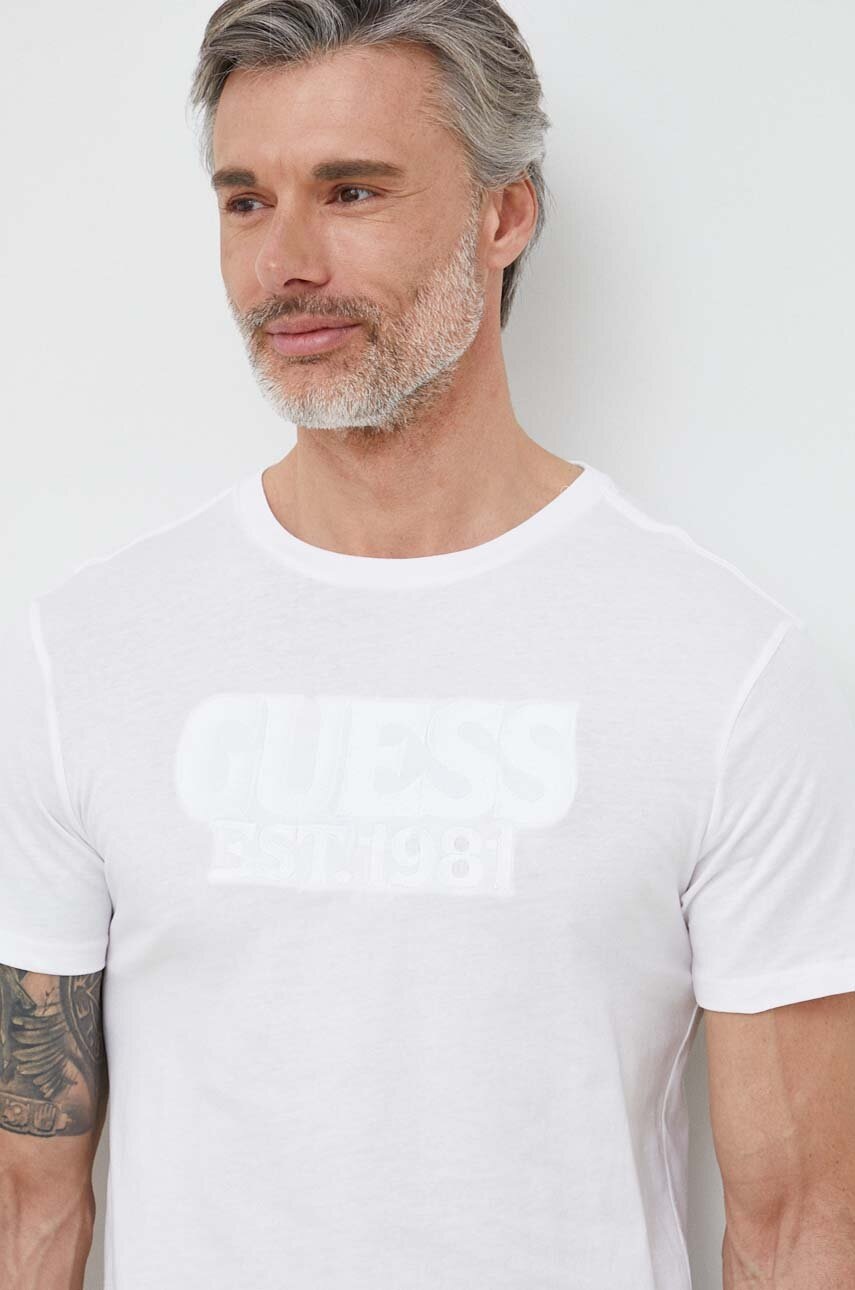 

Хлопковая футболка Guess цвет белый с аппликацией