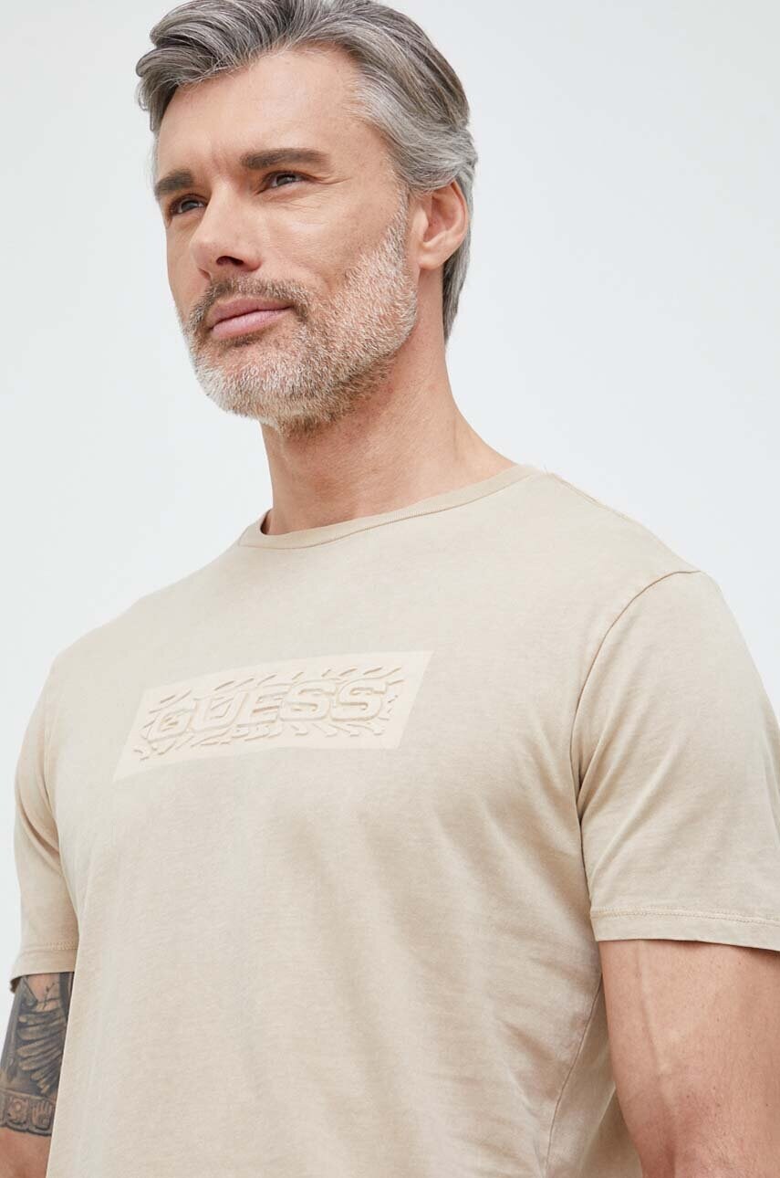 

Хлопковая футболка Guess цвет коричневый с аппликацией
