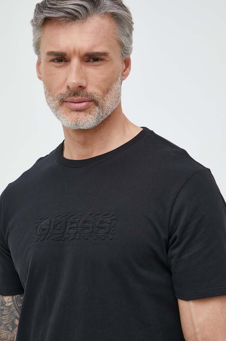 

Памучна тениска Guess в черно с апликация, Черен