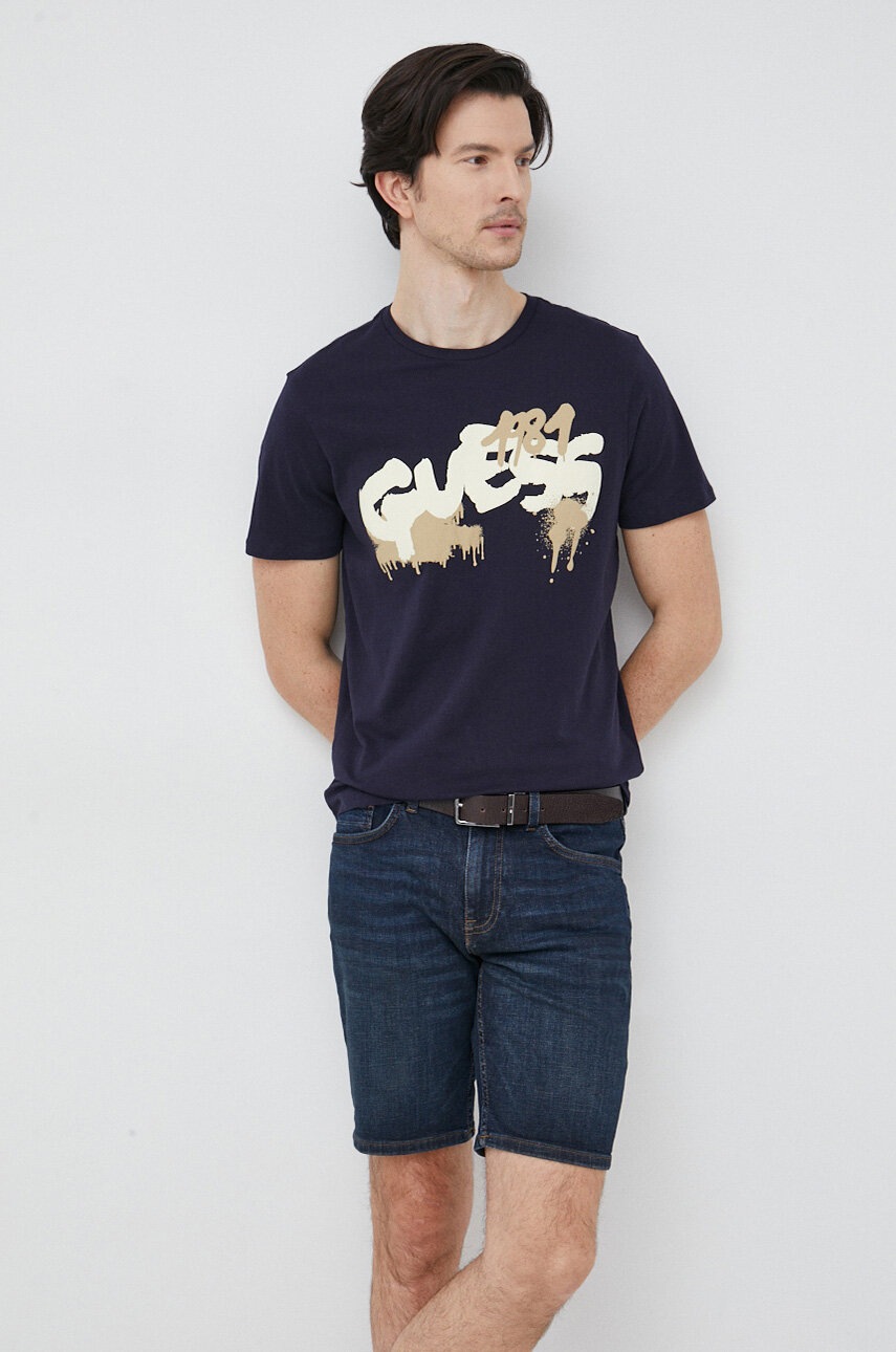 

Хлопковая футболка Guess цвет синий с принтом