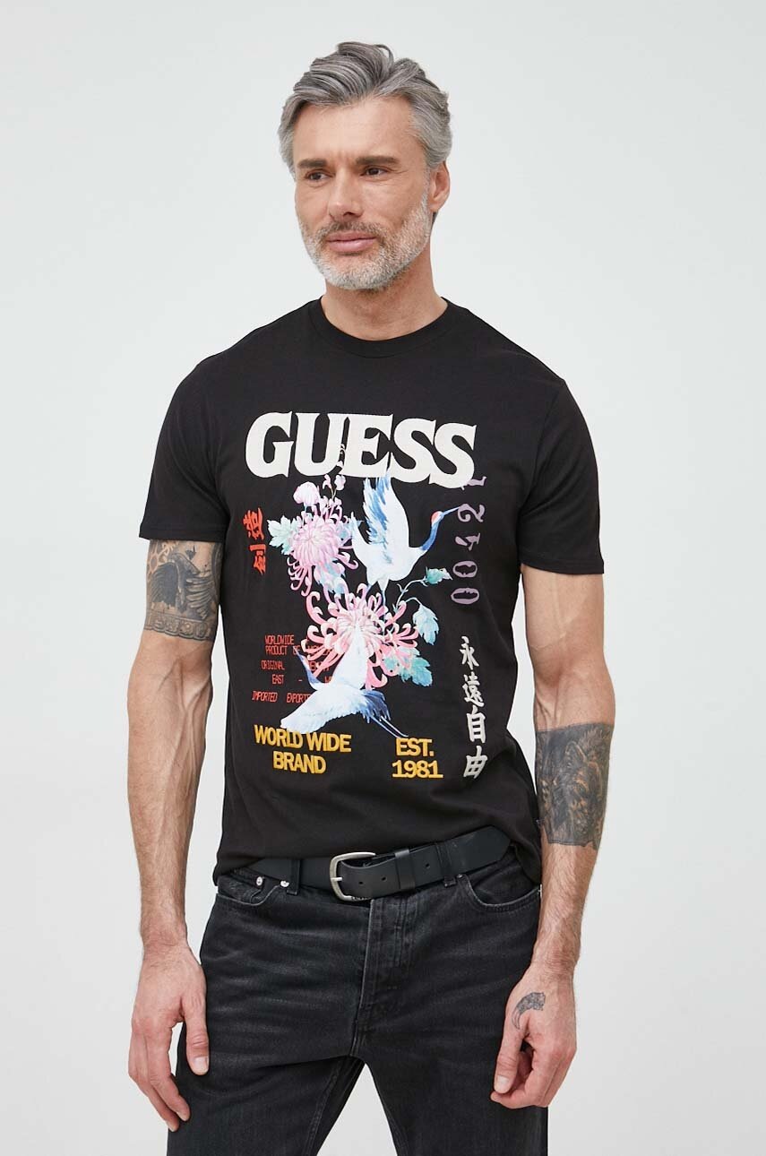 

Хлопковая футболка Guess цвет чёрный с принтом