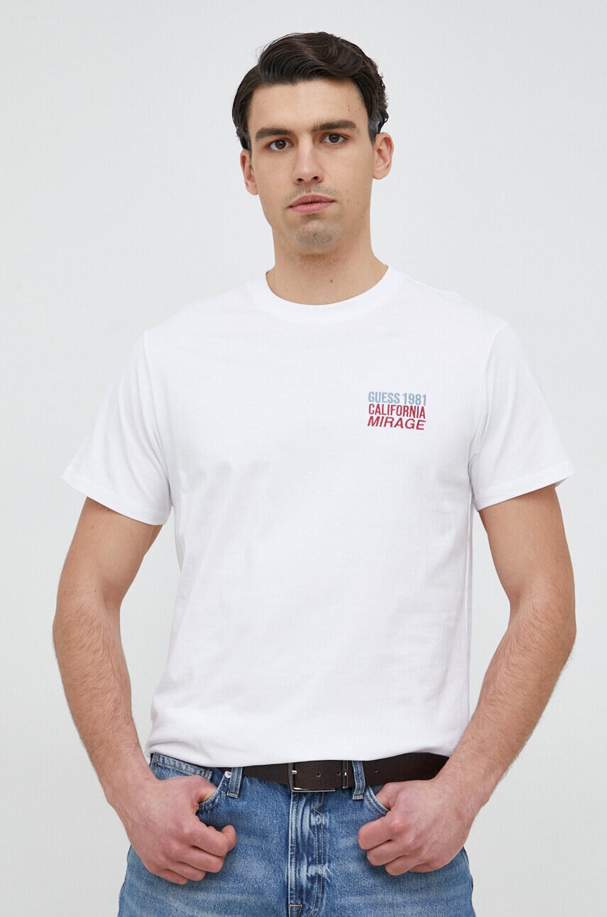 

Бавовняна футболка Guess колір білий з принтом