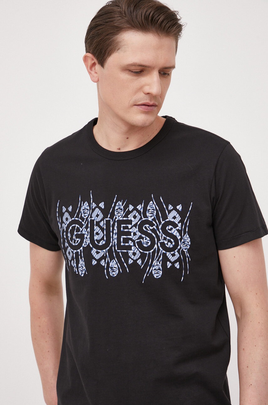 

Хлопковая футболка Guess цвет чёрный с аппликацией