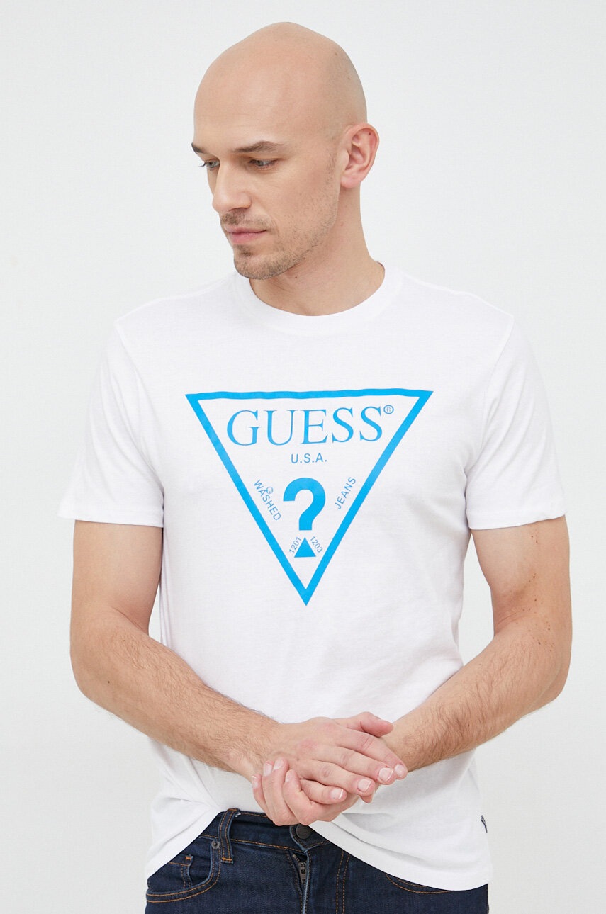 

Хлопковая футболка Guess цвет белый с принтом