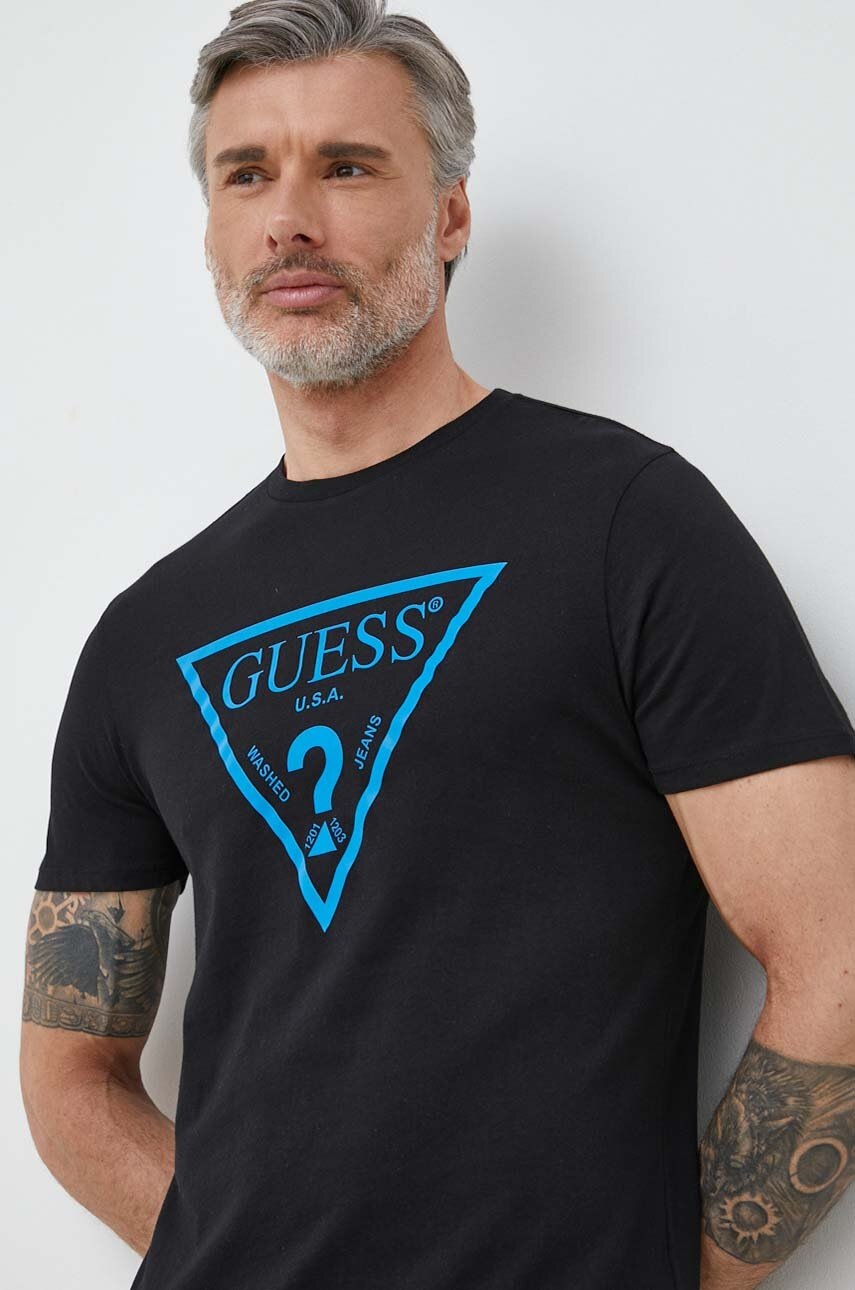 

Хлопковая футболка Guess цвет чёрный с принтом