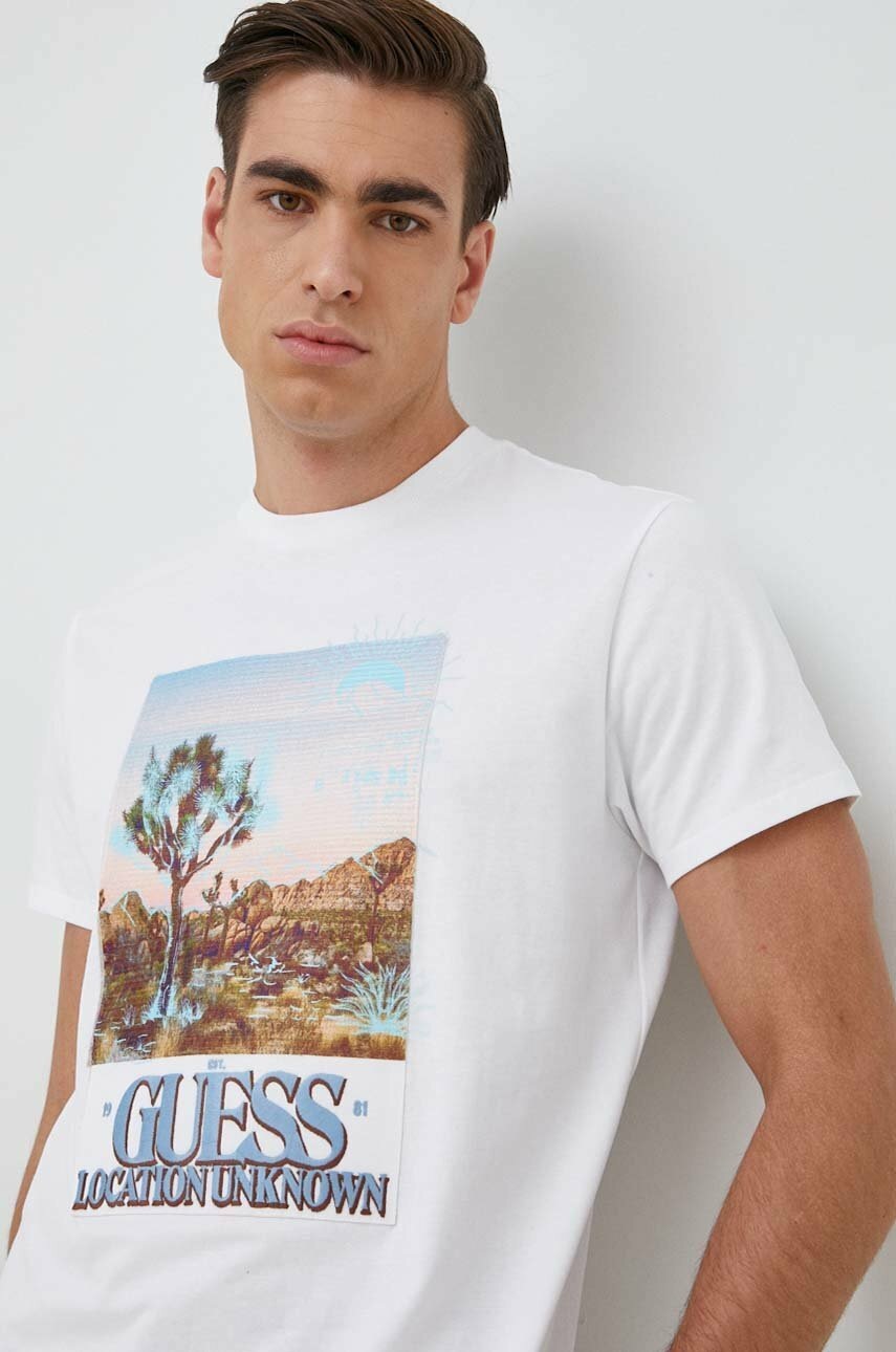 

Хлопковая футболка Guess Цвет белый с принтом