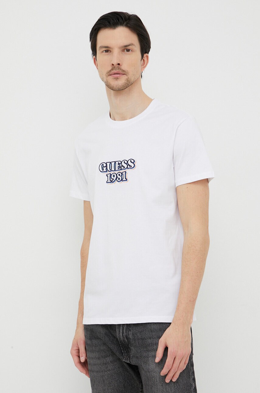 

Хлопковая футболка Guess цвет белый с аппликацией