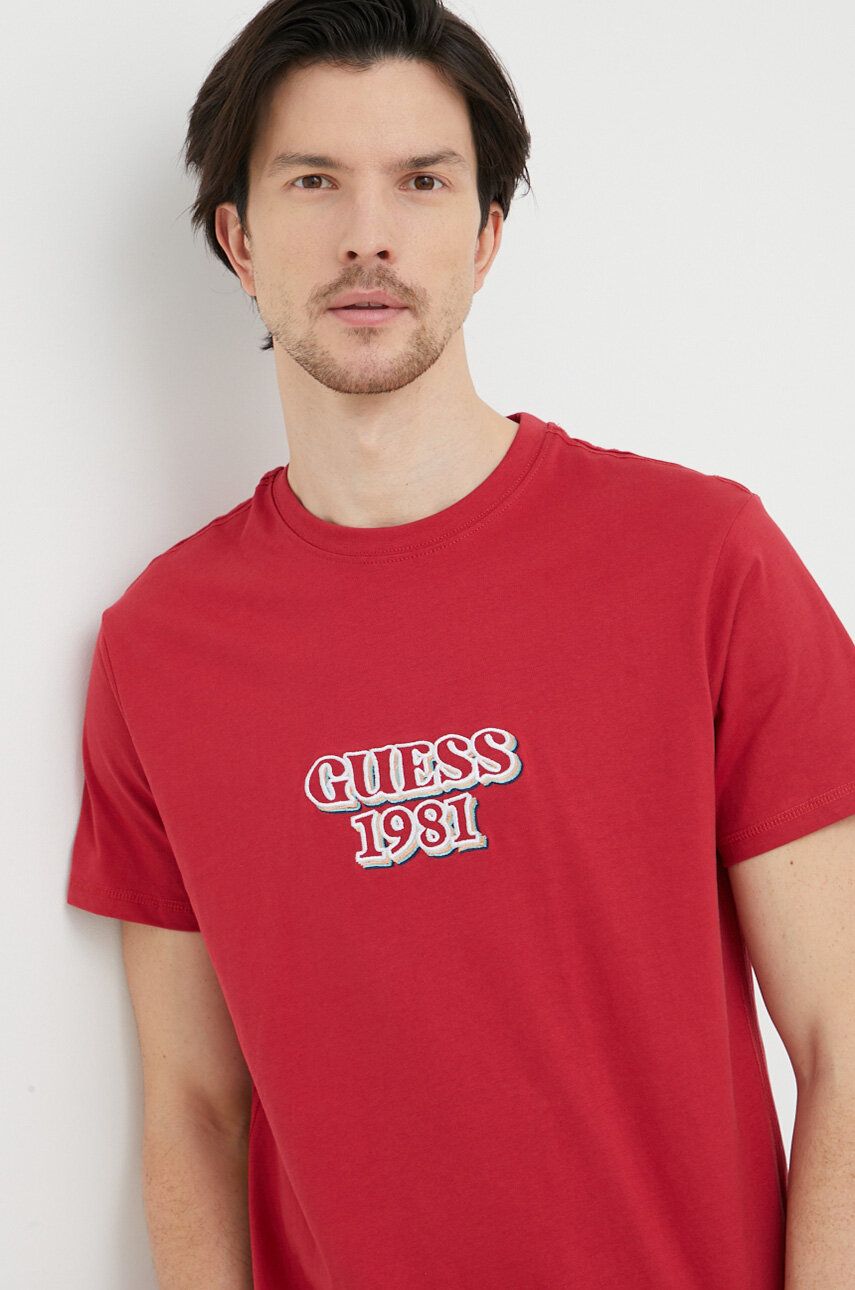 Levně Bavlněné tričko Guess vínová barva, s aplikací