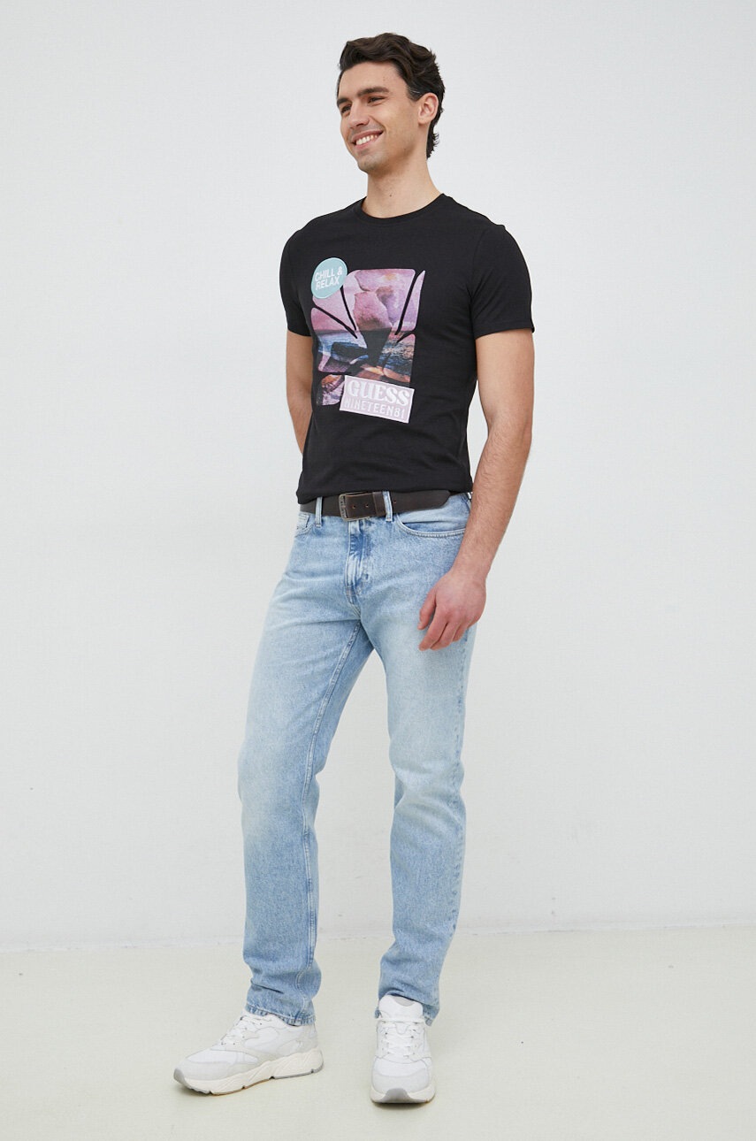 

Хлопковая футболка Guess цвет чёрный с принтом