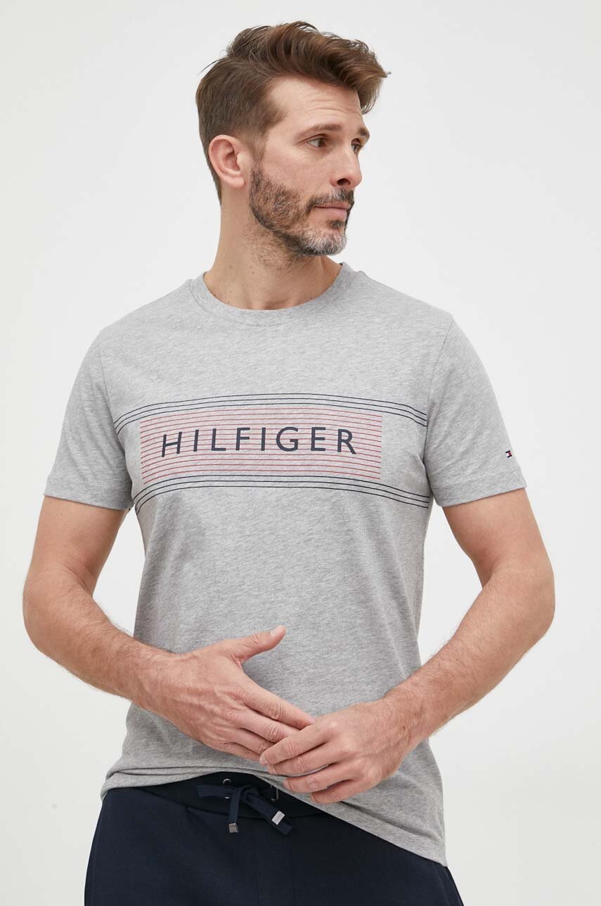

Памучна тениска Tommy Hilfiger в сиво с принт, Сив