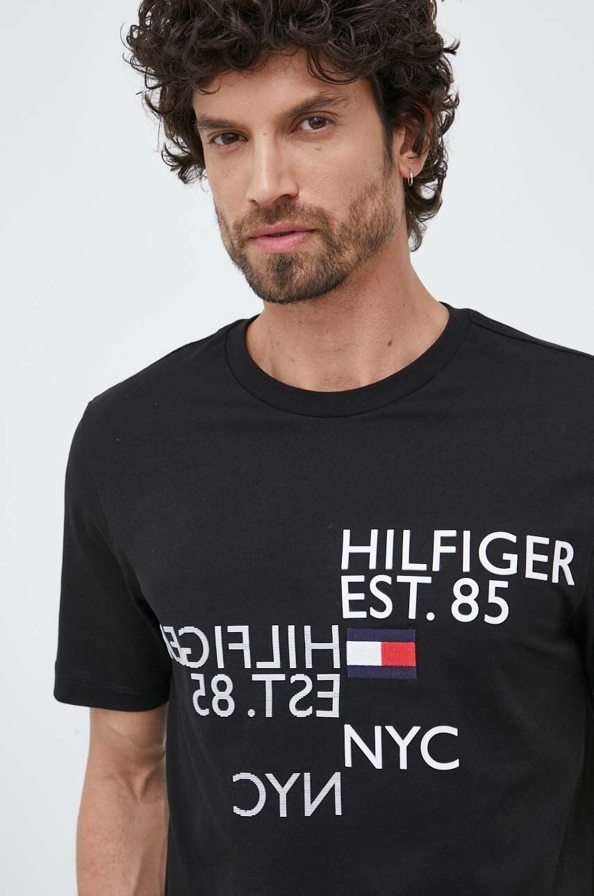 Bavlněné tričko Tommy Hilfiger černá barva, s aplikací - černá -  100 % Bavlna