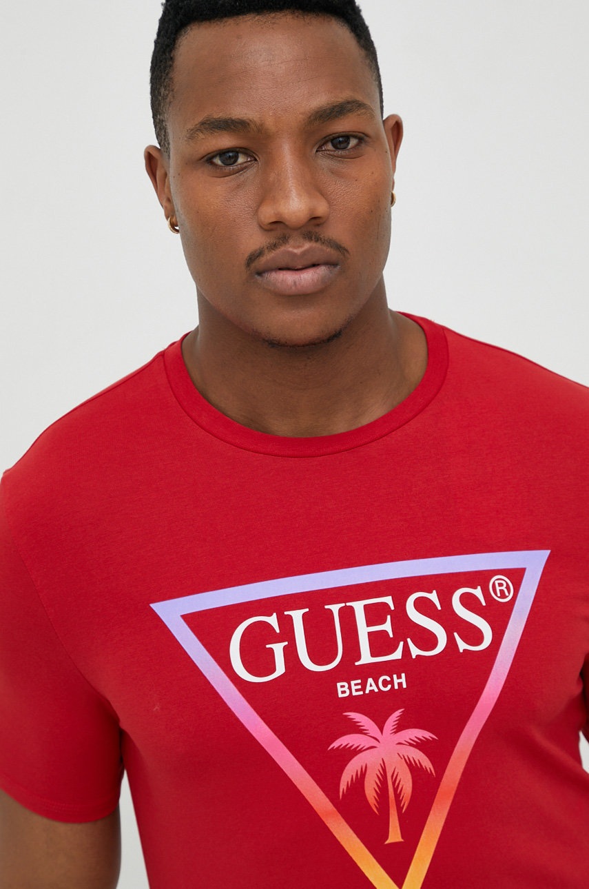 

Футболка Guess чоловічий колір червоний з принтом