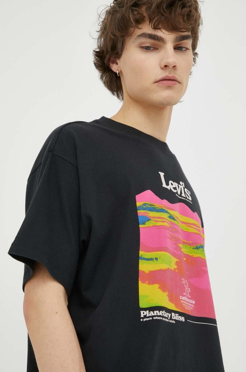 

Памучна тениска Levi's в черно с принт, Черен