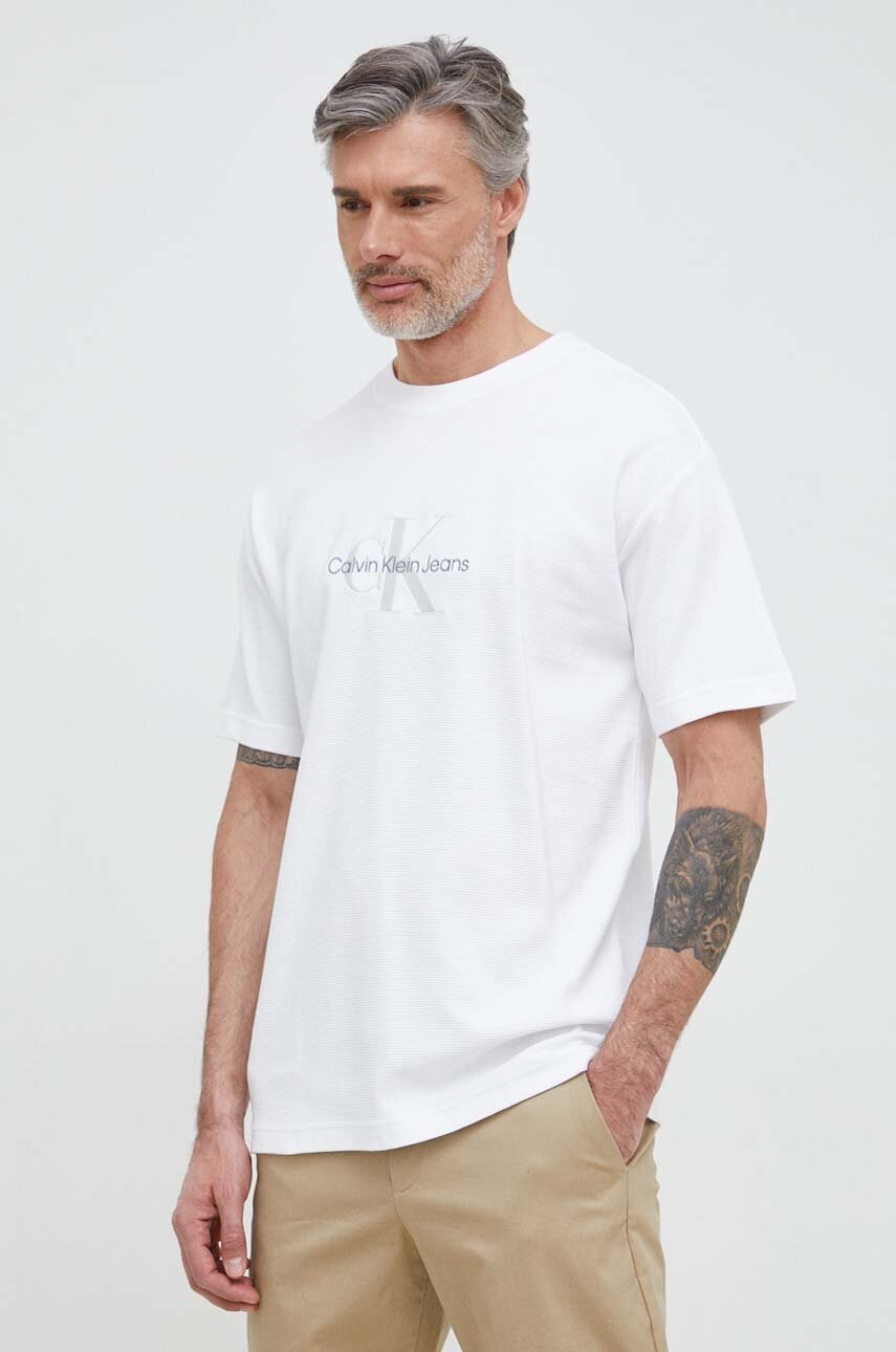 

Тениска Calvin Klein Jeans в бяло с принт, Бял