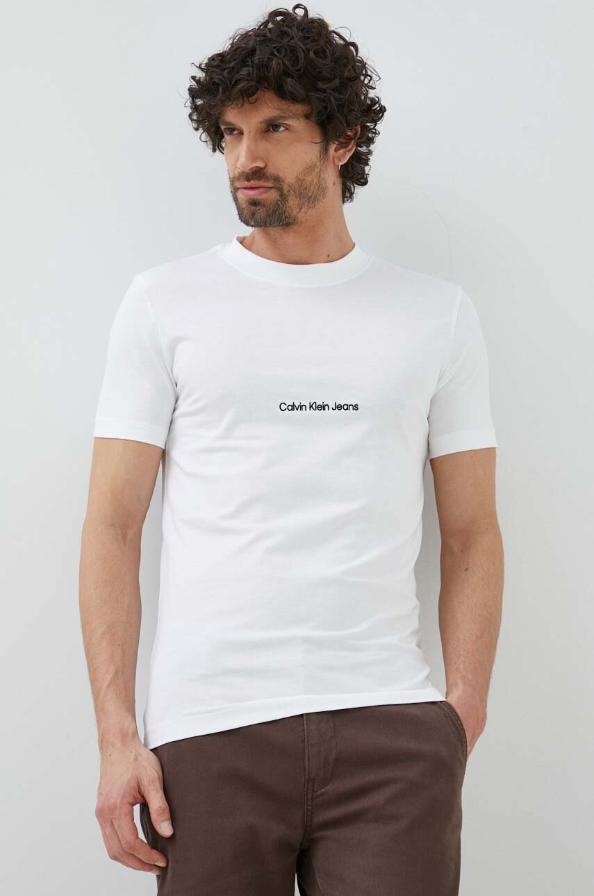 

Памучна тениска Calvin Klein Jeans в бяло с апликация, Бял