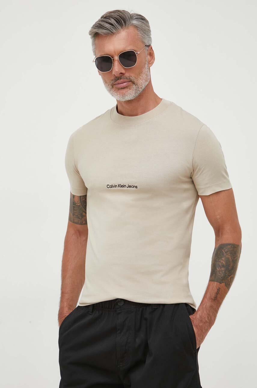 

Памучна тениска Calvin Klein Jeans в бежово с апликация, Бежов