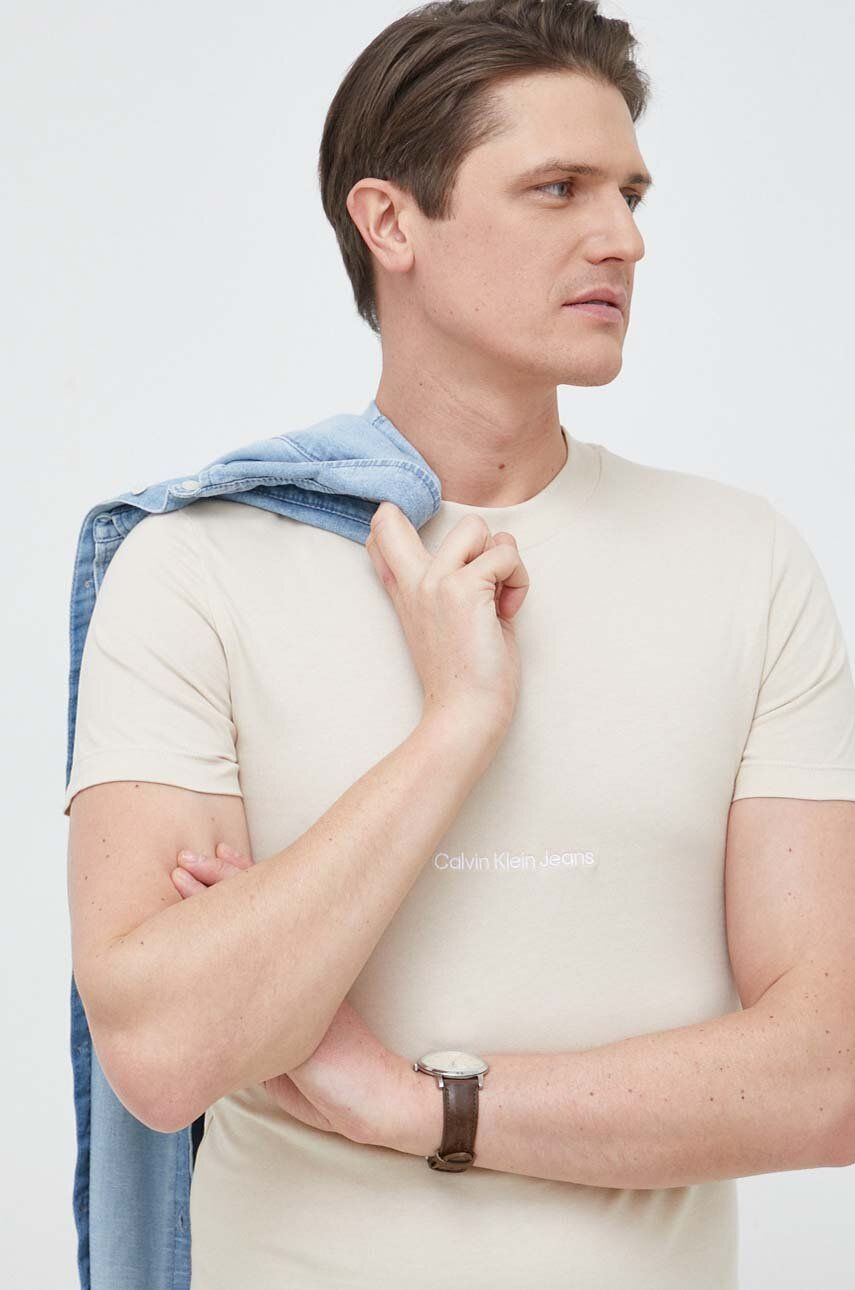 Bavlněné tričko Calvin Klein Jeans béžová barva, s aplikací - béžová