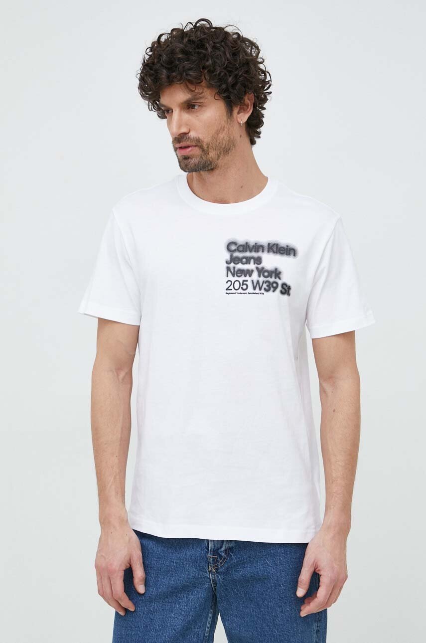 

Памучна тениска Calvin Klein Jeans в бяло с принт, Бял