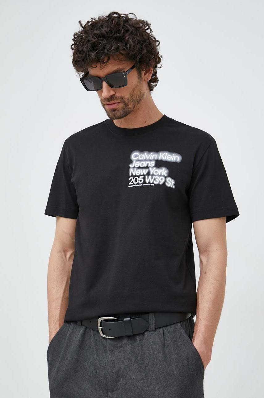 

Памучна тениска Calvin Klein Jeans в черно с принт, Черен