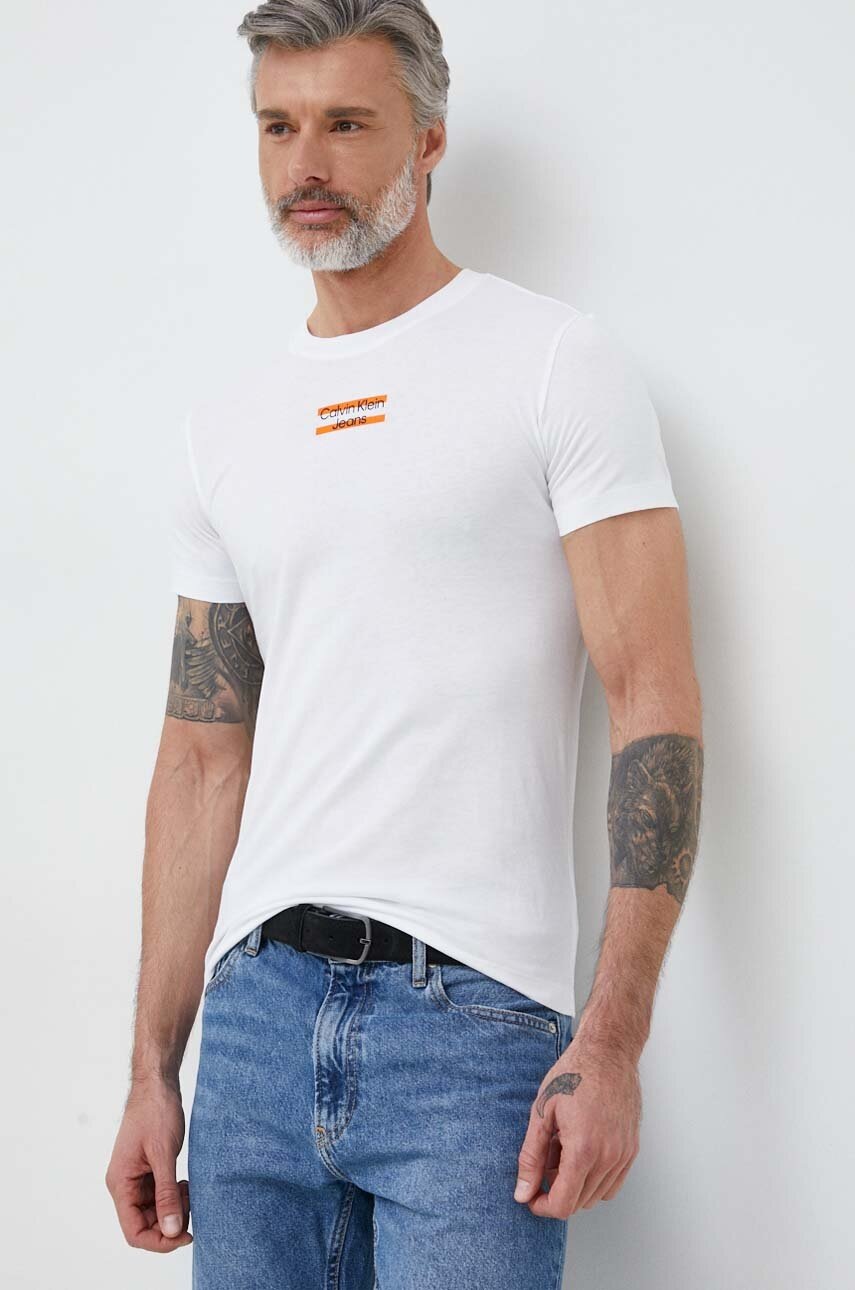 

Памучна тениска Calvin Klein Jeans в бяло с принт, Бял
