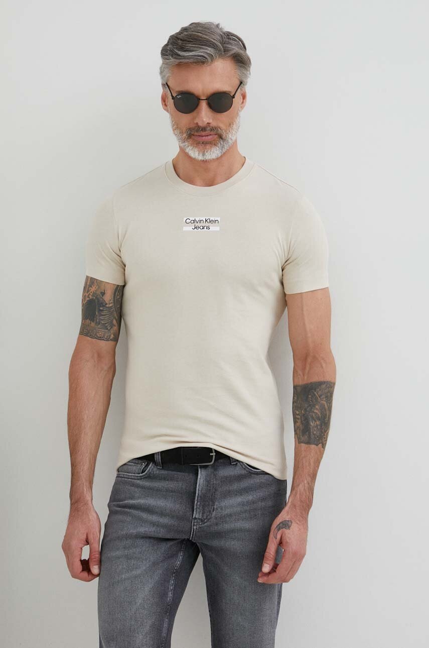 

Памучна тениска Calvin Klein Jeans в бежово с принт, Бежов