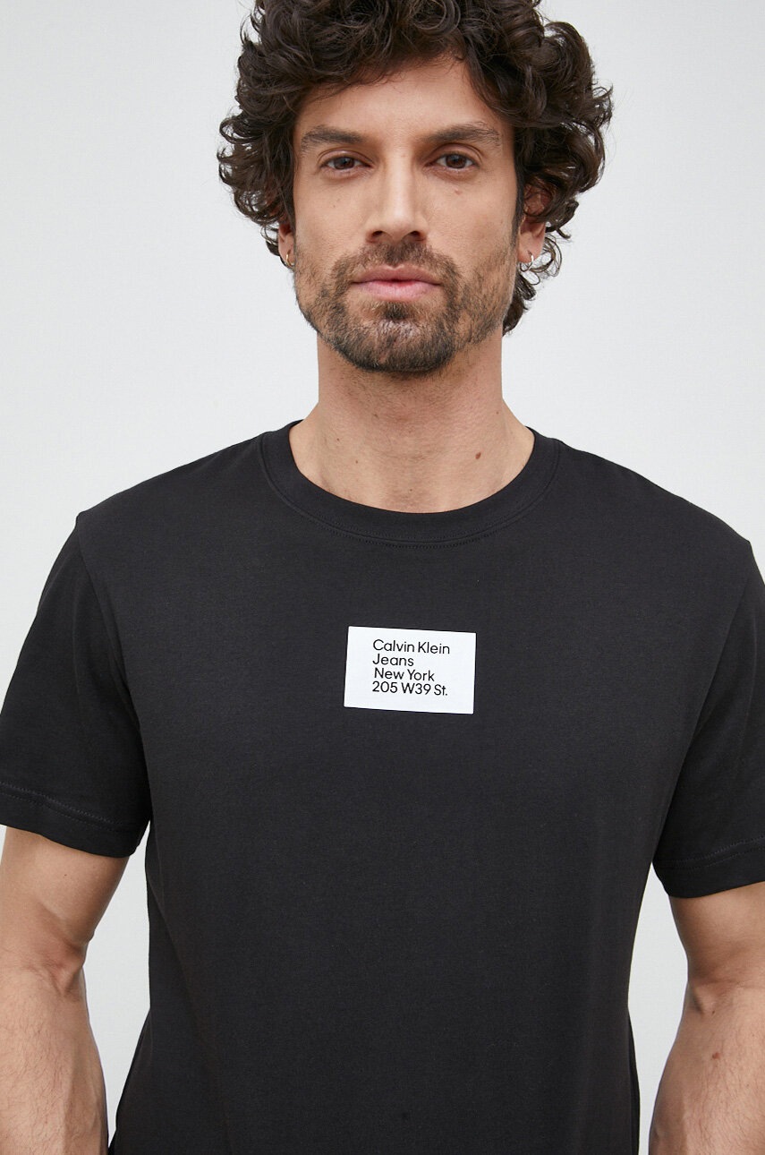 

Памучна тениска Calvin Klein Jeans в черно с принт, Черен