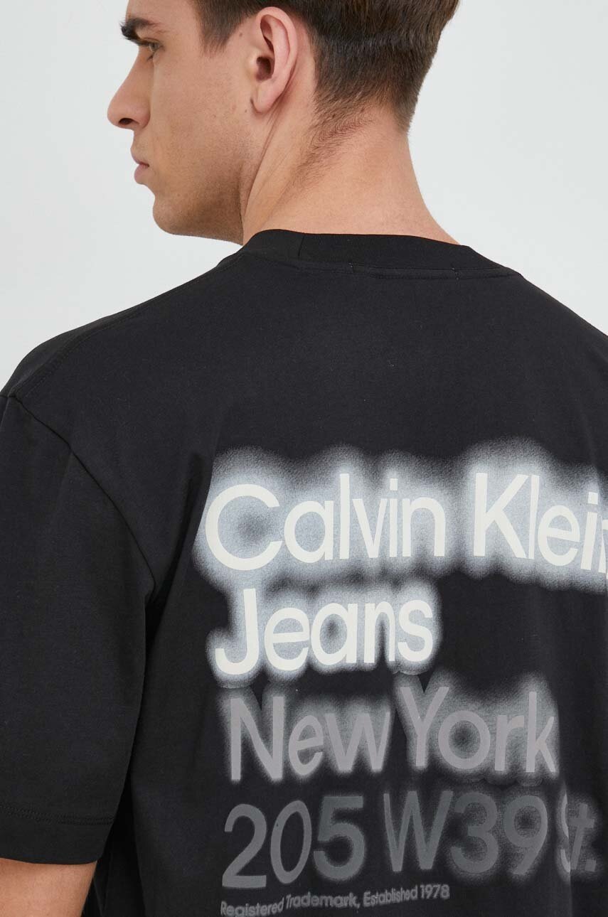

Памучна тениска Calvin Klein Jeans в черно с принт, Черен