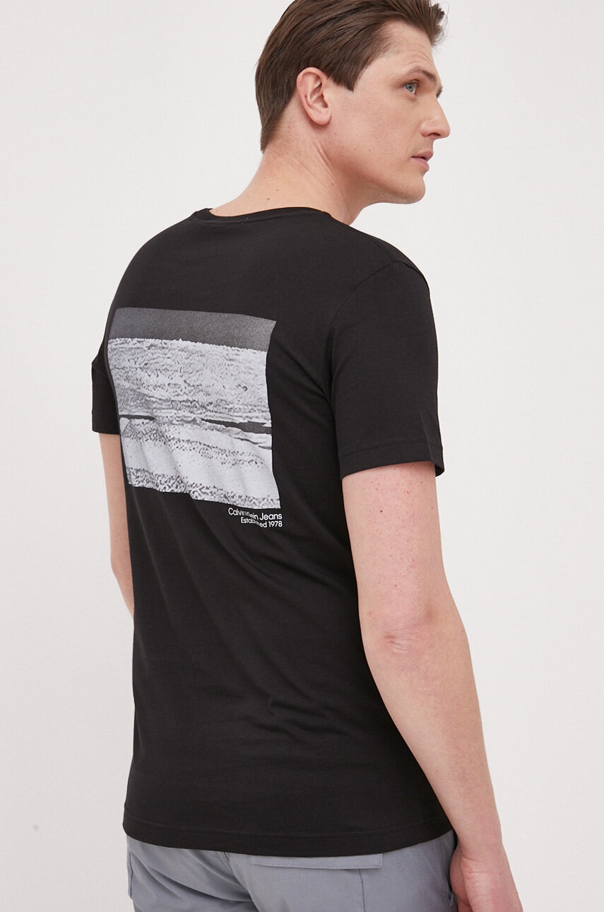 

Памучна тениска Calvin Klein Jeans в черно с принт, Черен