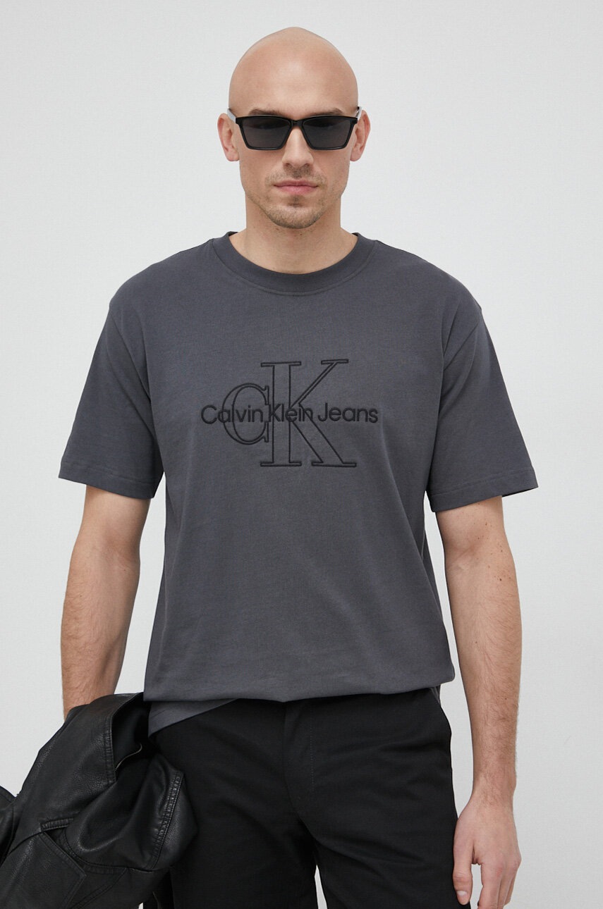 

Памучна тениска Calvin Klein Jeans в сиво с апликация, Сив