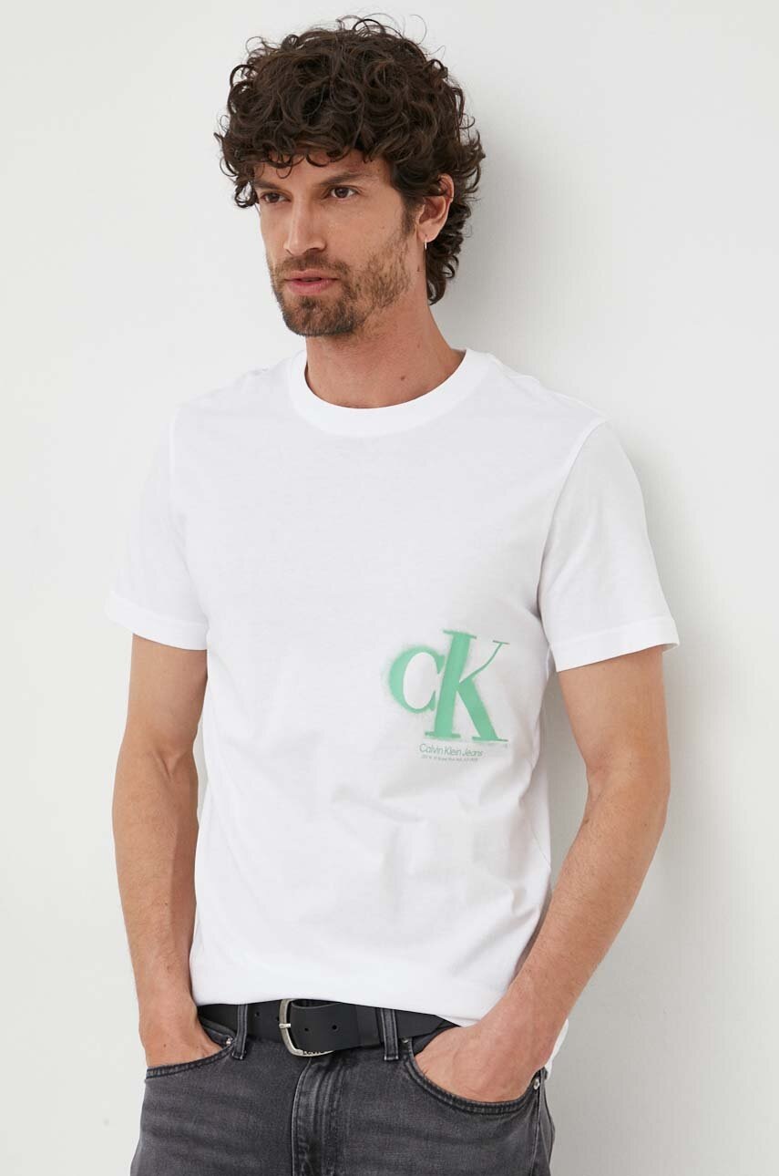 

Памучна тениска Calvin Klein Jeans в бяло с принт, Бял