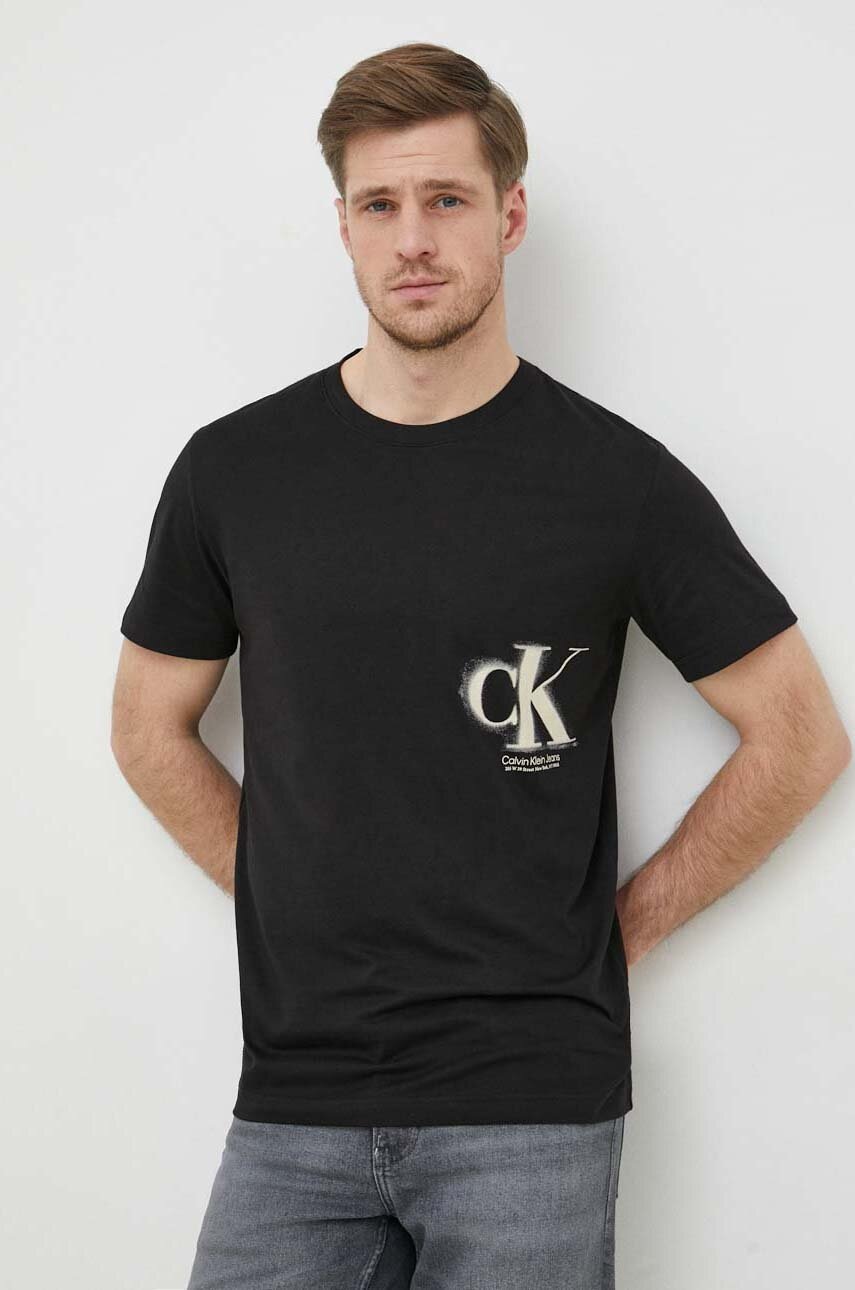 

Памучна тениска Calvin Klein Jeans в черно с принт, Черен
