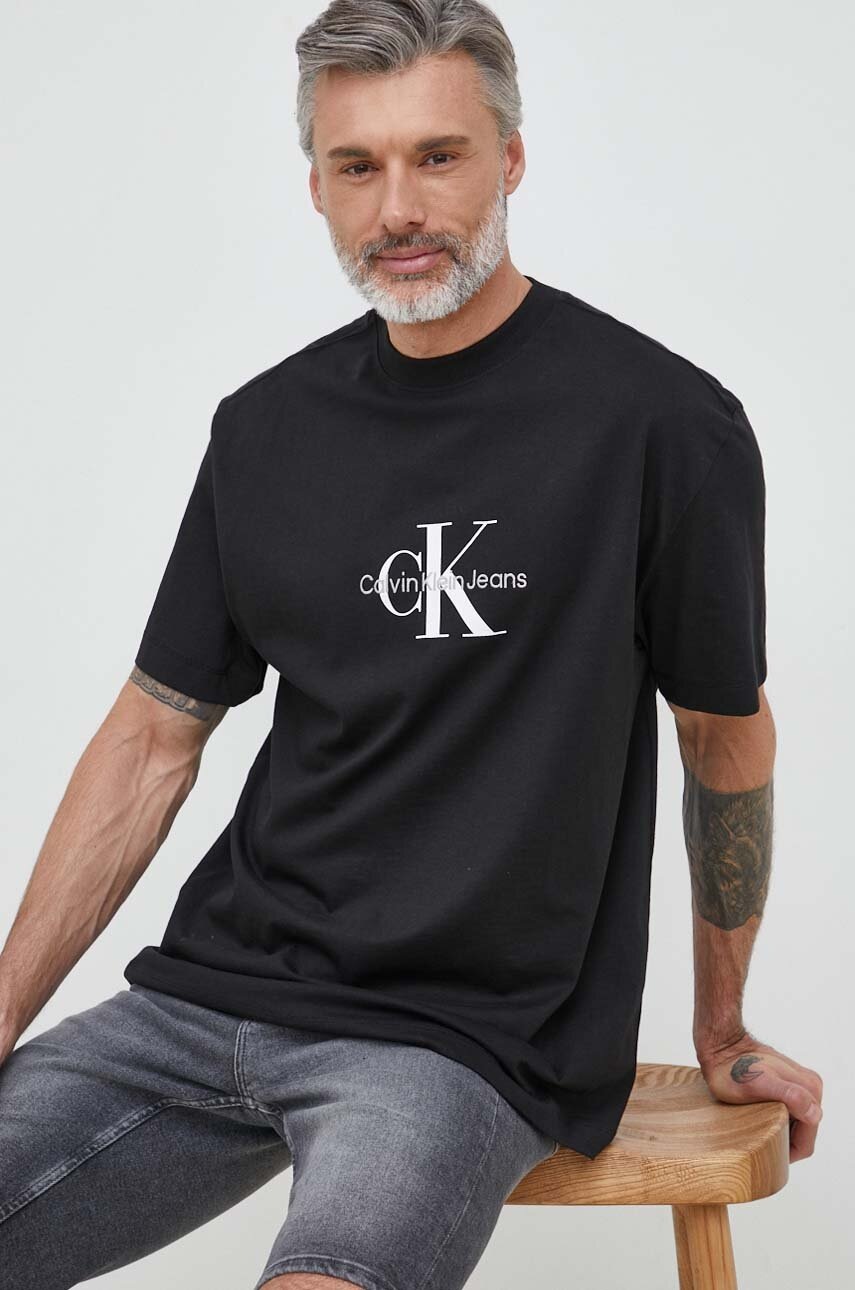 

Памучна тениска Calvin Klein Jeans в черно с принт, Черен