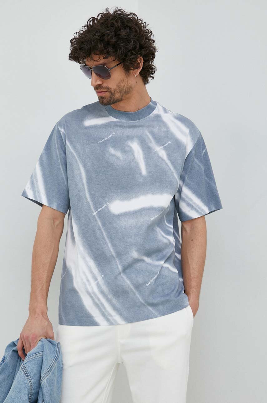 

Памучна тениска Calvin Klein Jeans в сиво с десен, Сив
