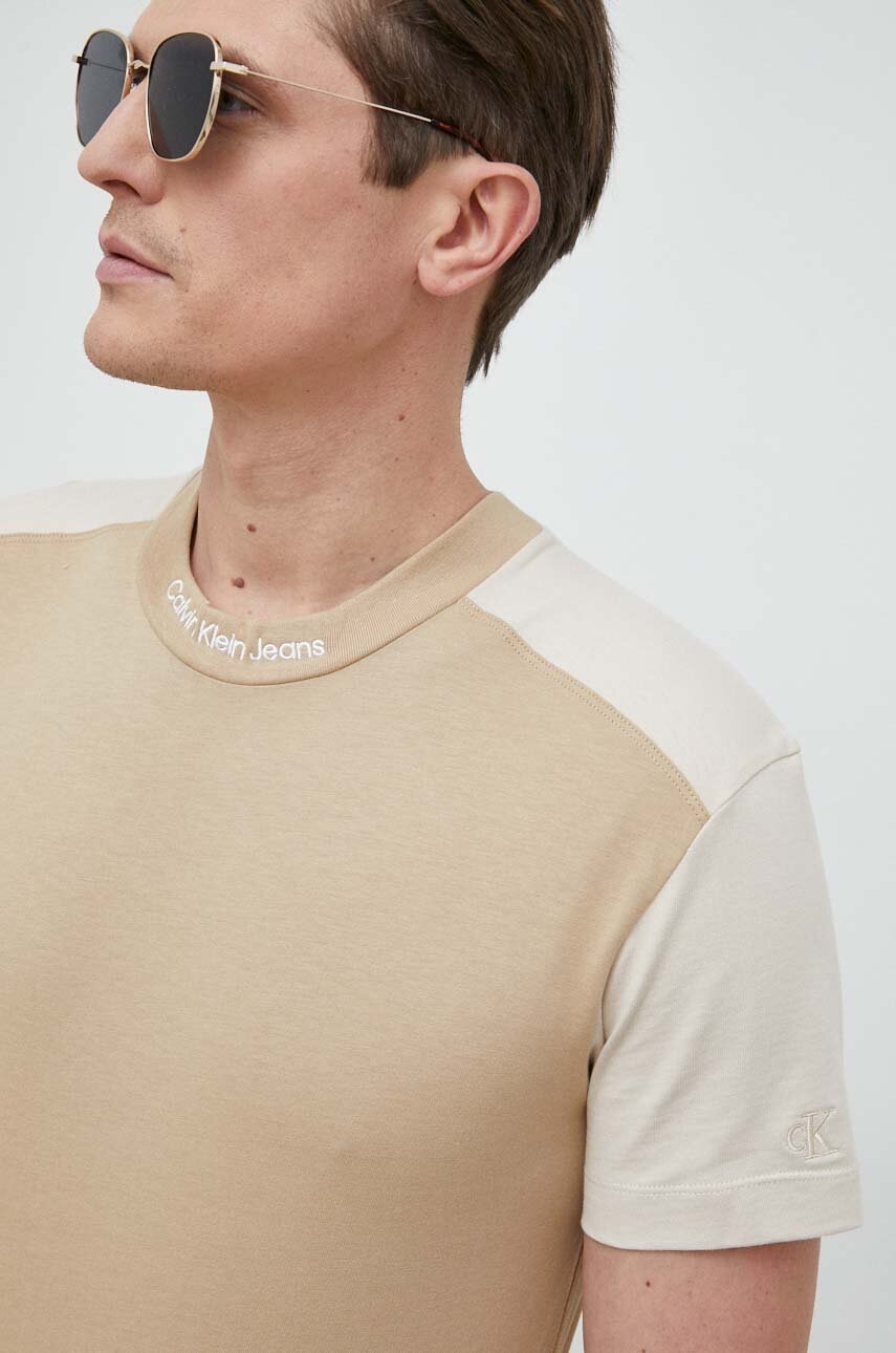 

Памучна тениска Calvin Klein Jeans в кафяво с десен, Бежов