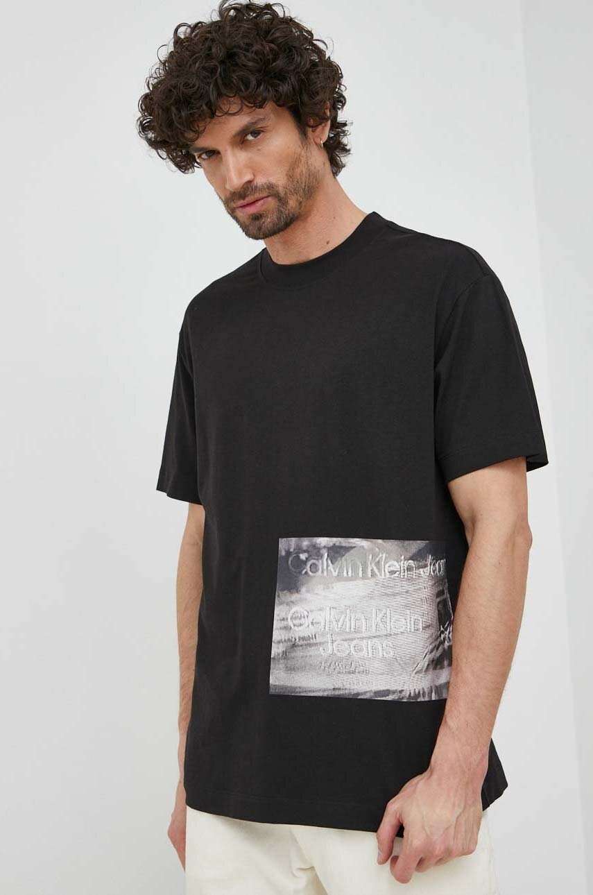 

Памучна тениска Calvin Klein Jeans в черно с принт, Черен