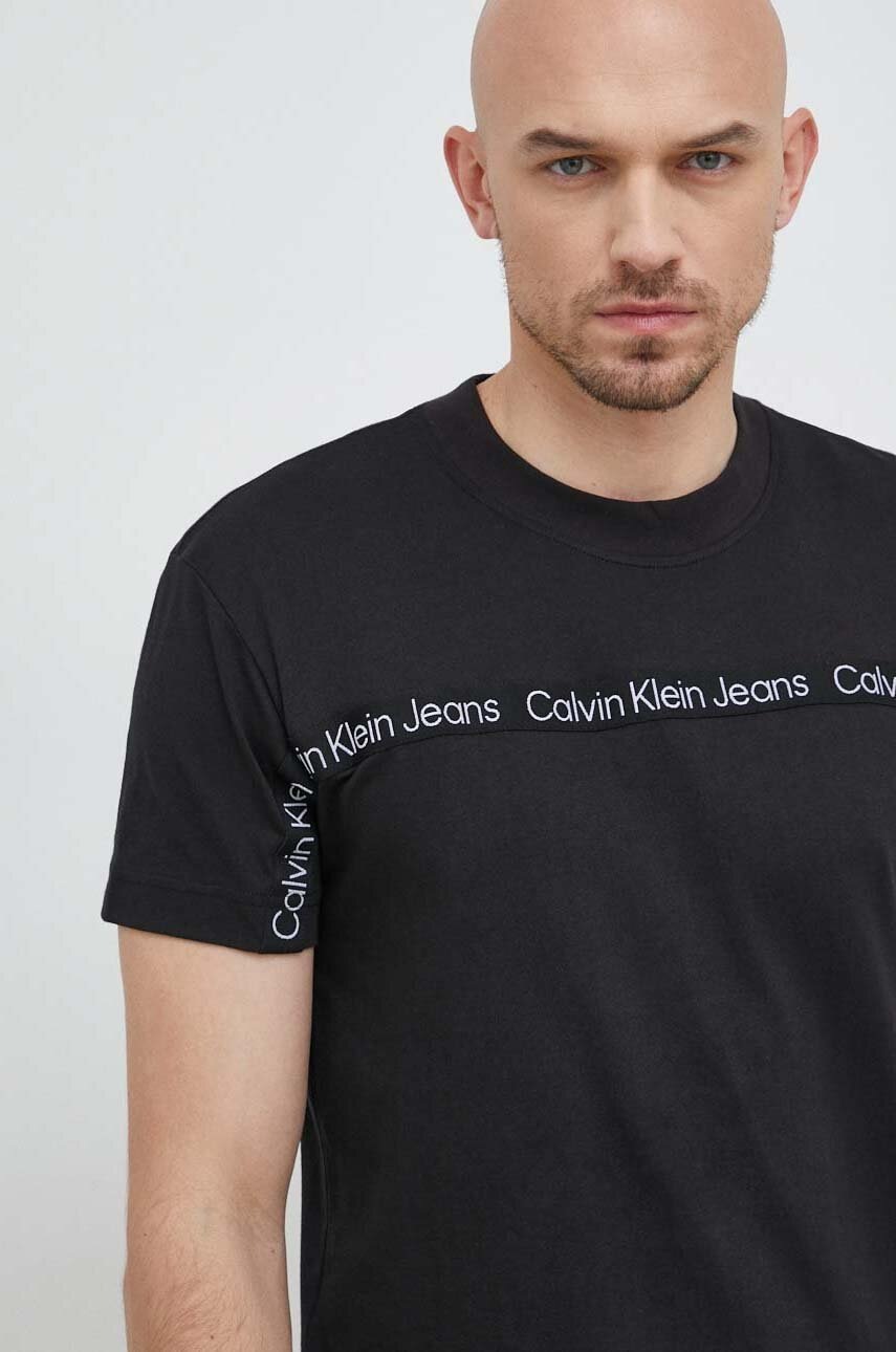 

Памучна тениска Calvin Klein Jeans в черно с апликация, Черен