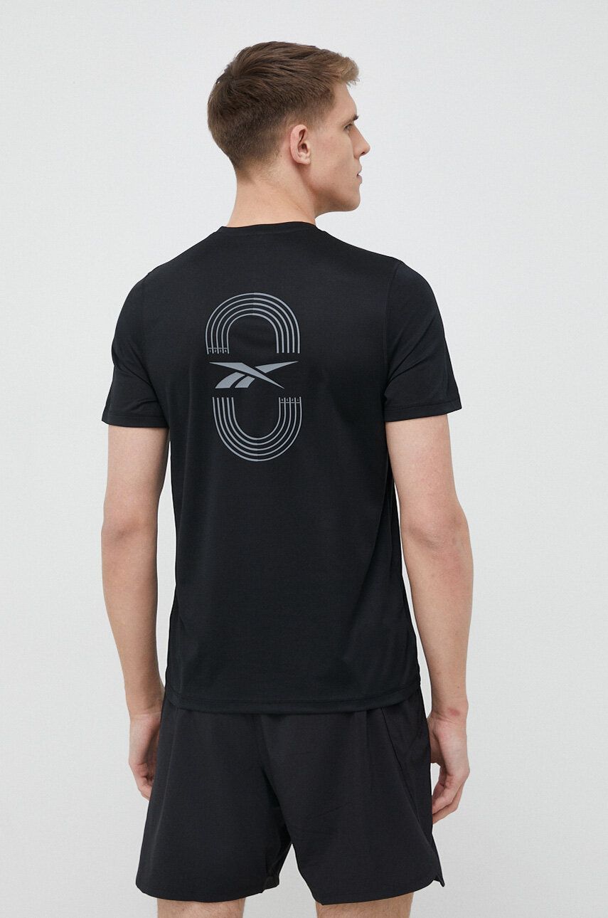 Běžecké tričko Reebok černá barva, s potiskem - černá -  100 % Recyklovaný polyester