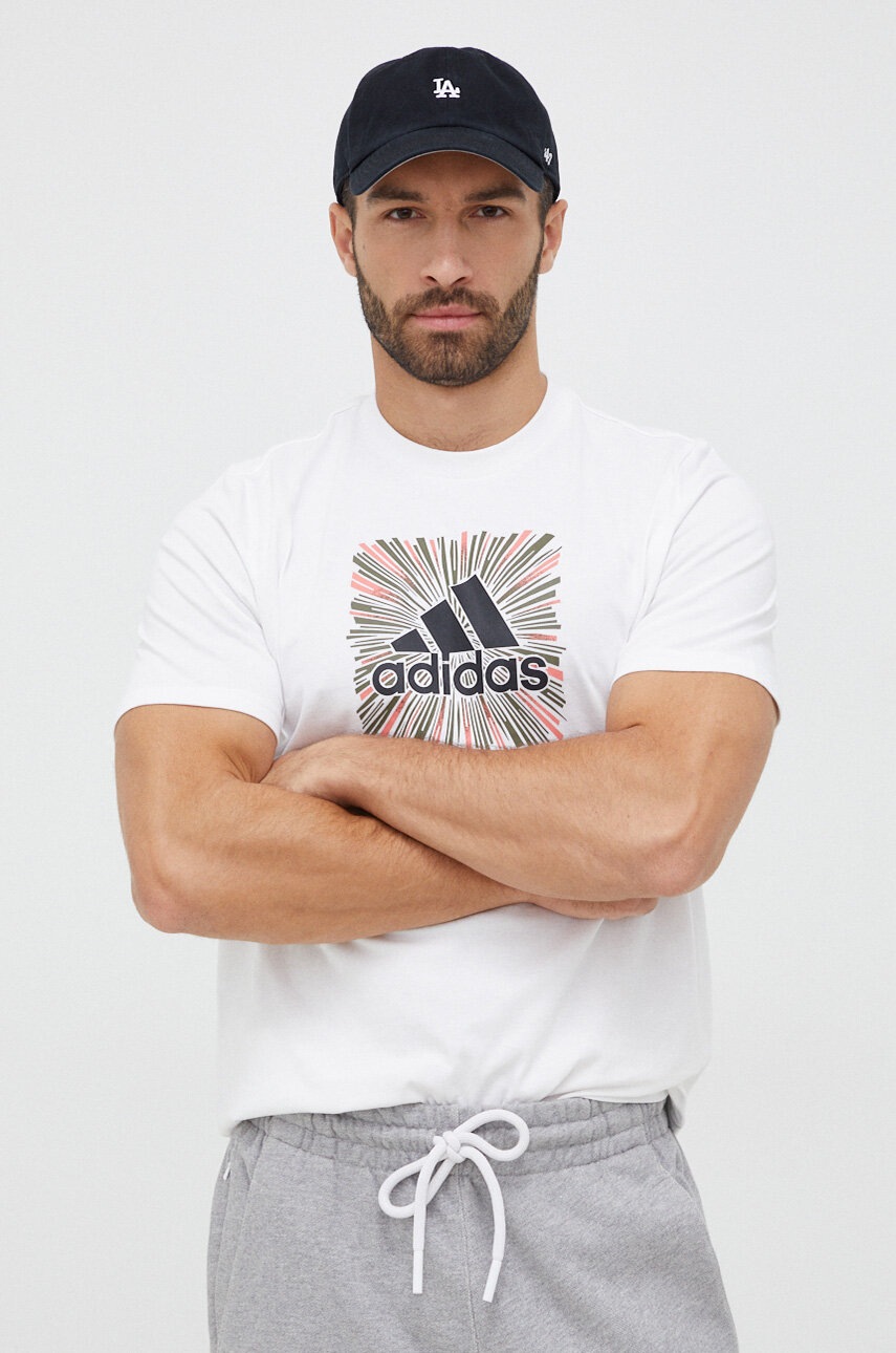 

Футболка adidas мужской цвет белый с принтом