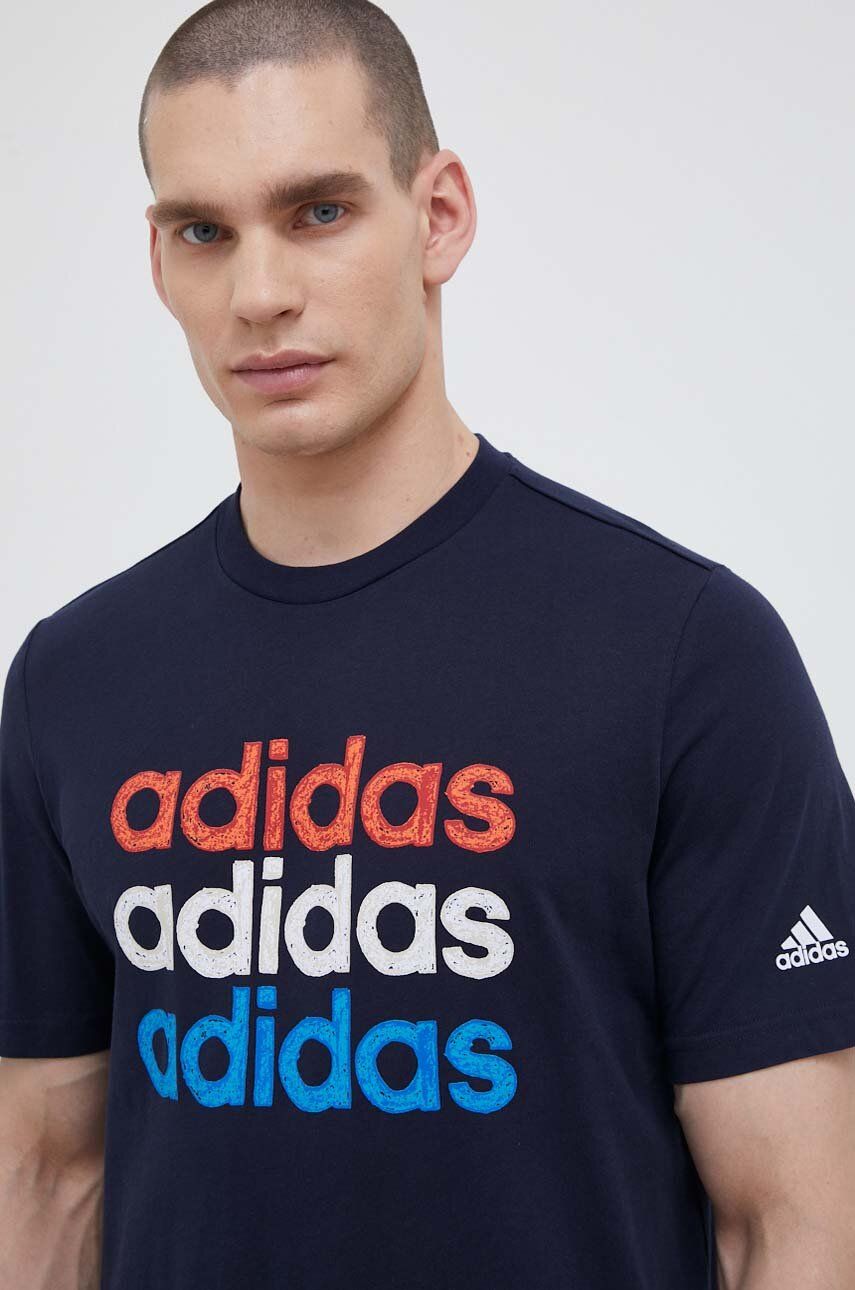 Bavlněné tričko adidas tmavomodrá barva, s potiskem - námořnická modř -  100 % Bavlna