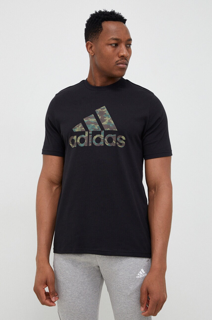 

Памучна тениска adidas в черно с принт, Черен