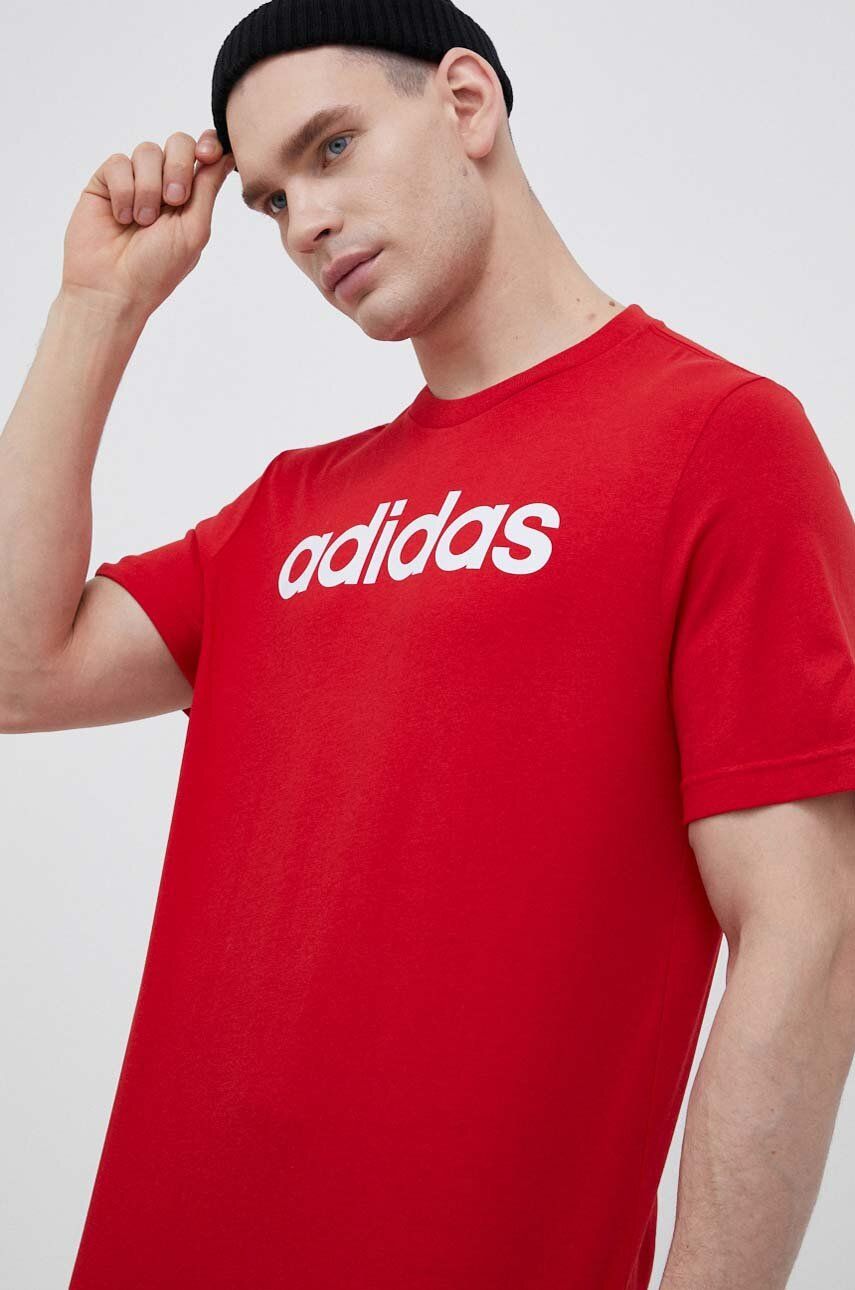 Levně Bavlněné tričko adidas červená barva, s potiskem