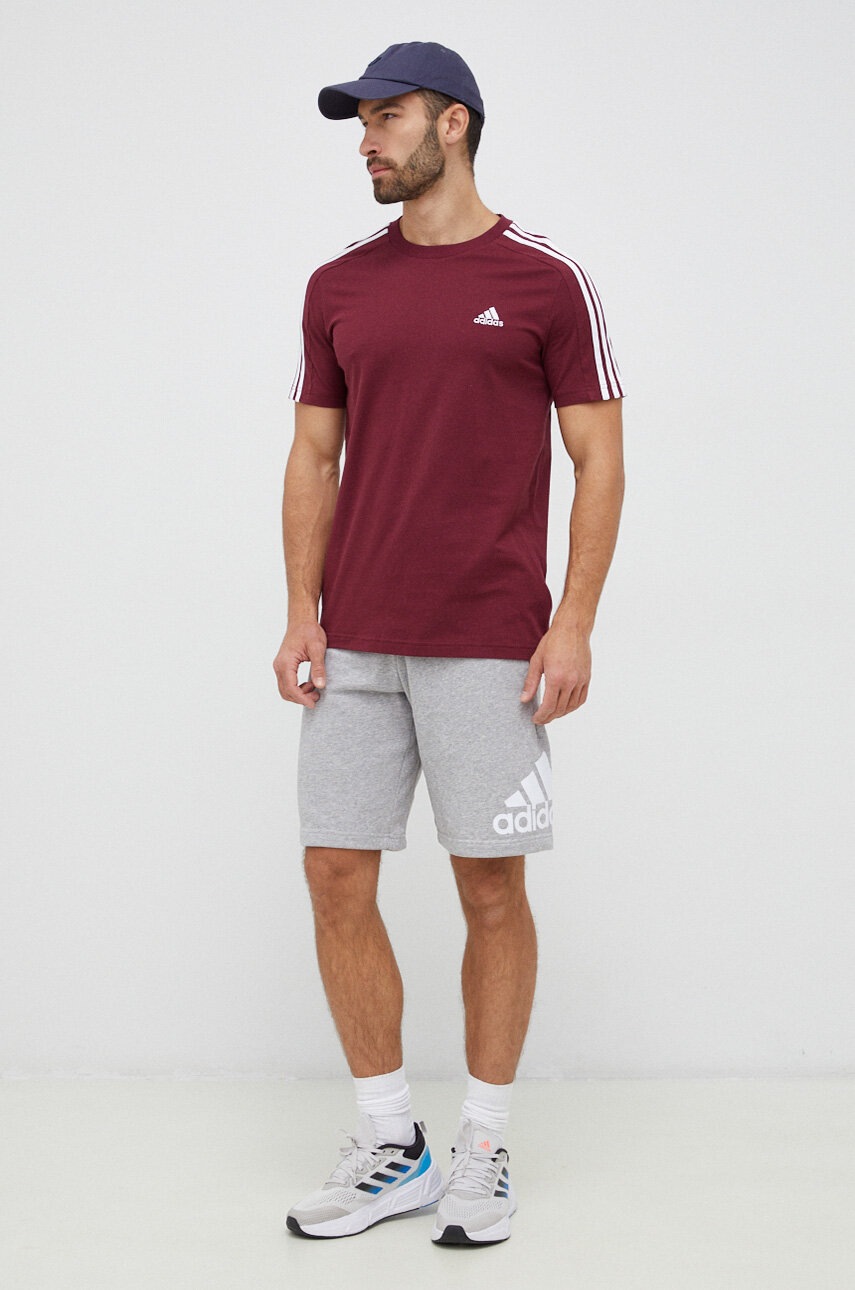 

Хлопковая футболка adidas цвет бордовый узорный