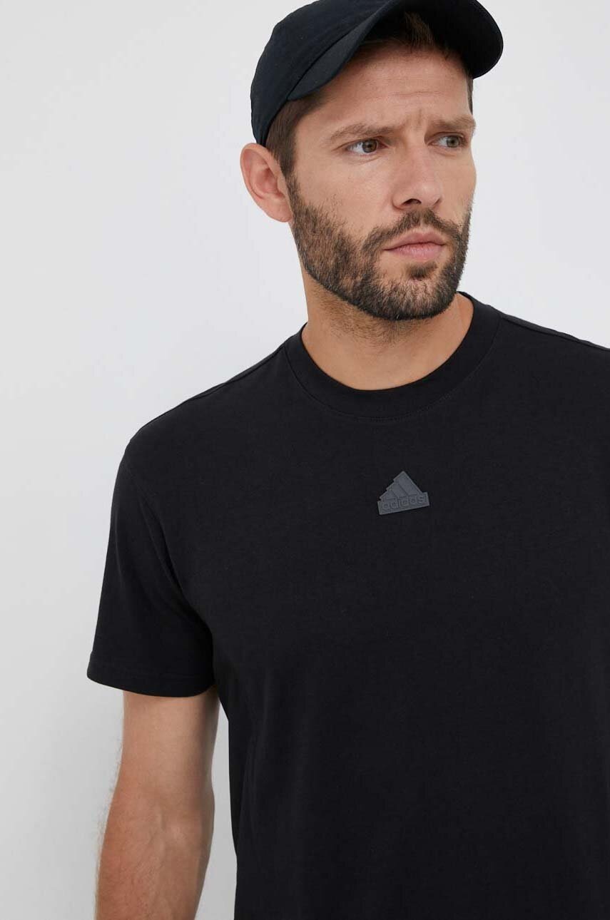 

Памучна тениска adidas в черно с изчистен дизайн, Черен