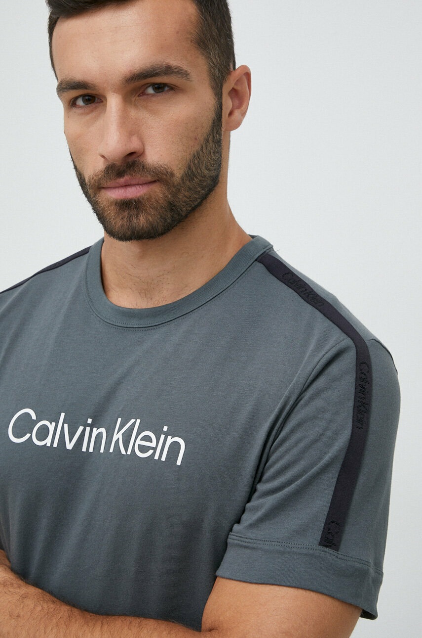 

Спортна тениска Calvin Klein Performance Effect в сиво с принт, Сив