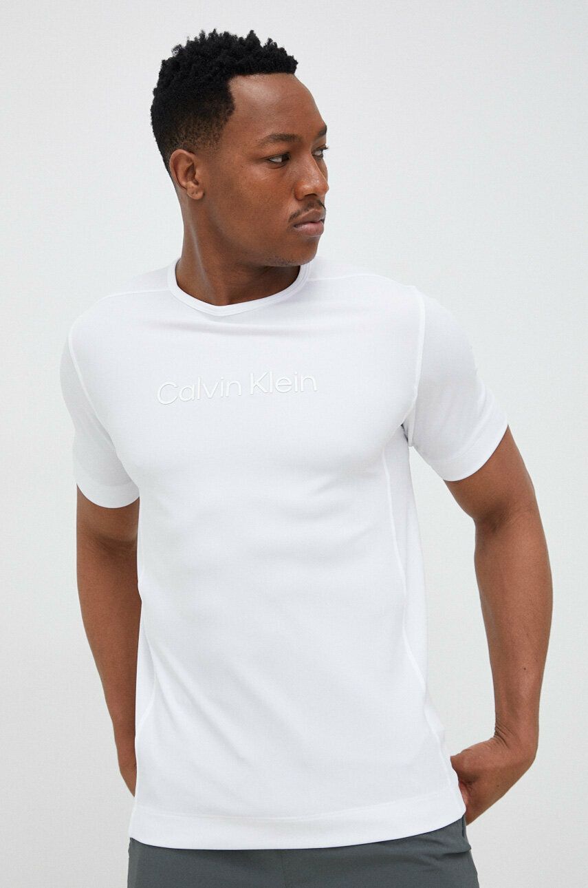 Levně Tréninkové tričko Calvin Klein Performance Essentials bílá barva, s potiskem