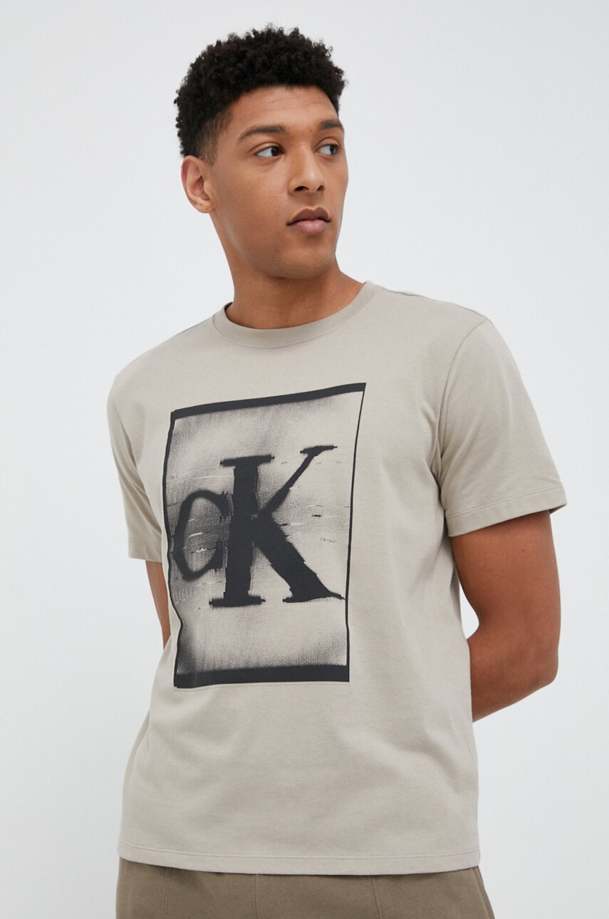 

Тениска Calvin Klein Performance Essentials в кафяво с принт, Кафяв