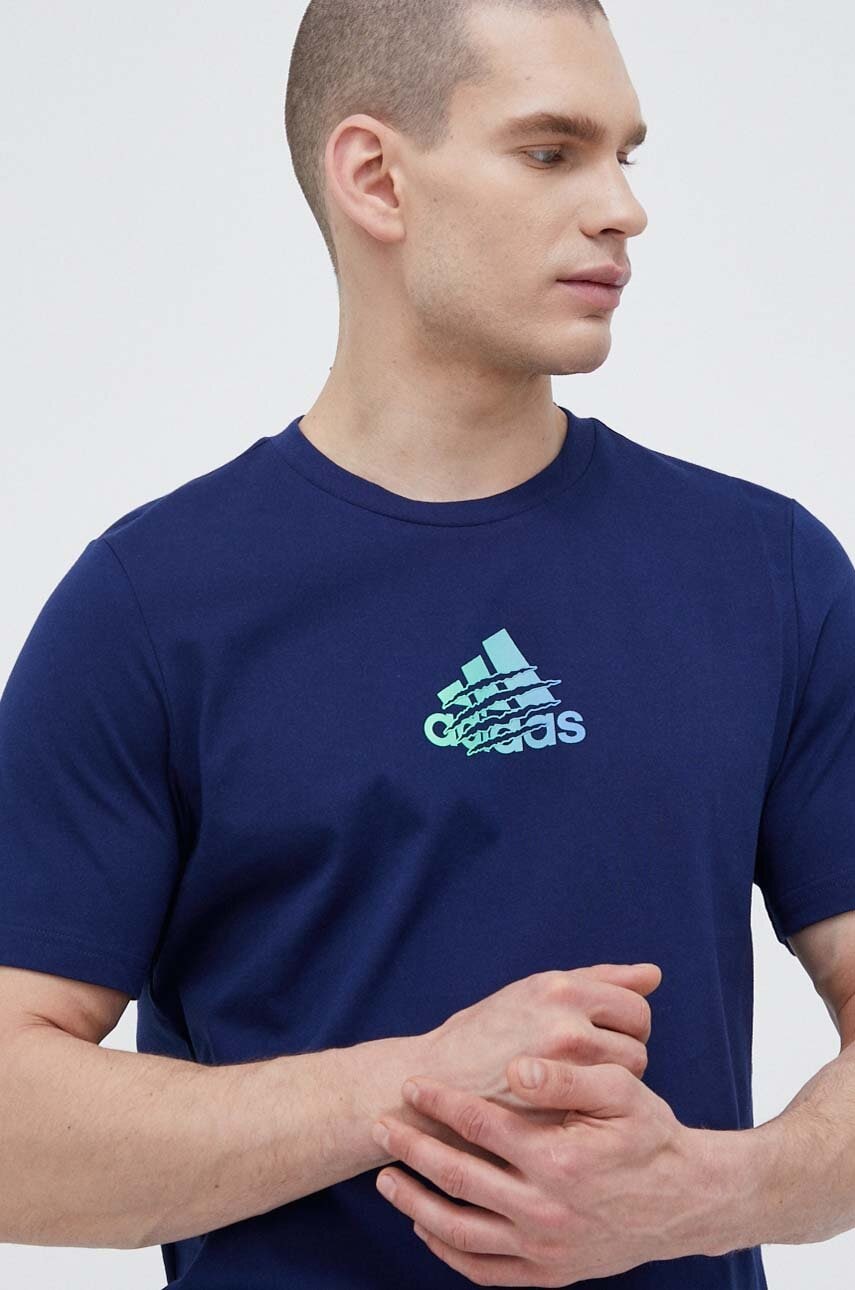 

Бавовняна футболка adidas колір синій з принтом