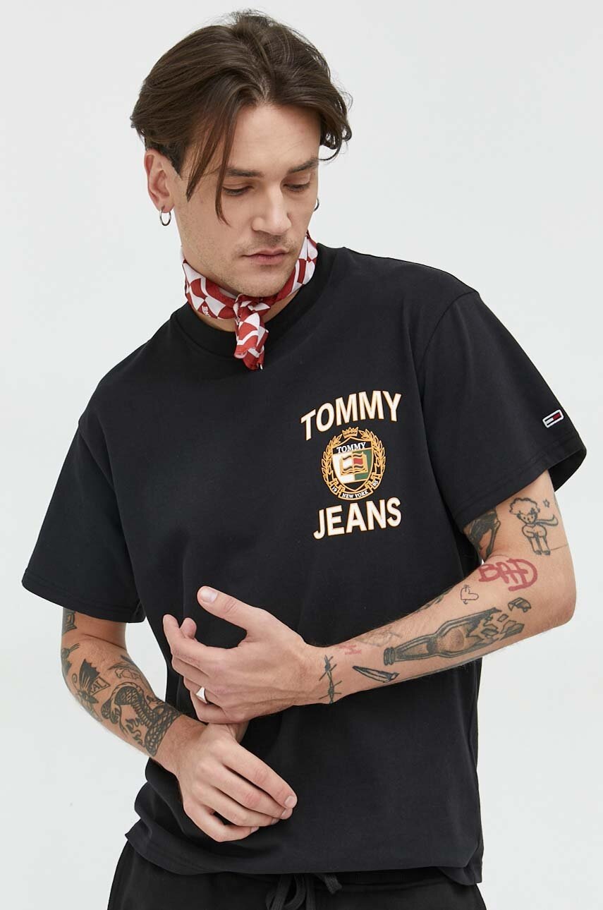 

Памучна тениска Tommy Jeans в черно с принт, Черен