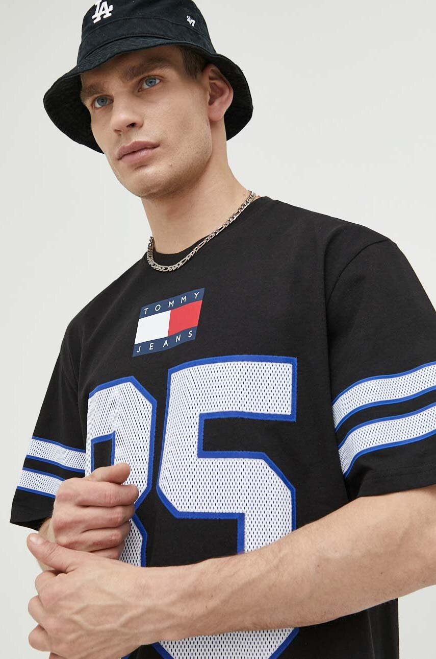 

Памучна тениска Tommy Jeans в черно с принт, Черен
