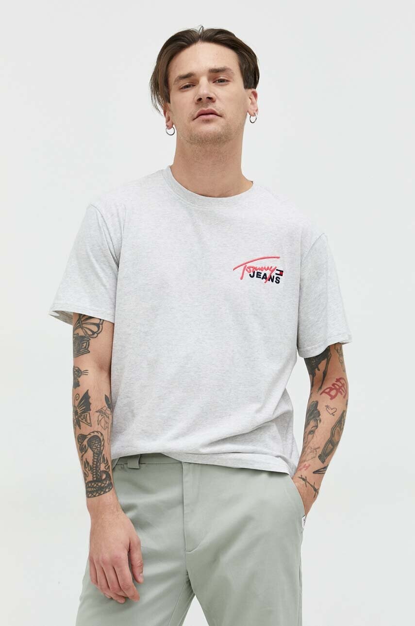 

Памучна тениска Tommy Jeans в сиво с апликация, Сив